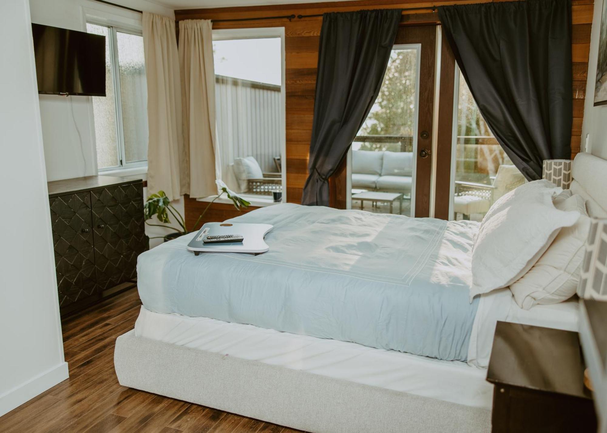 Lunar Cove Inn Charters And Tours Tofino Dış mekan fotoğraf