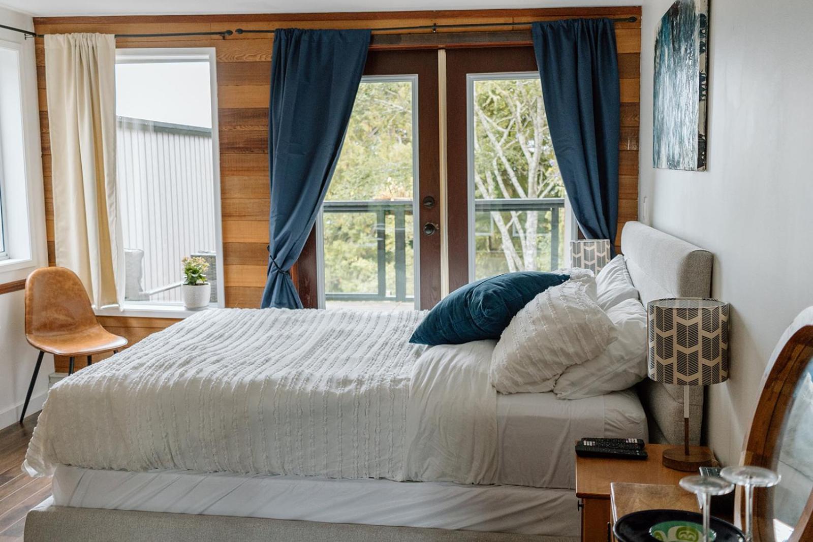 Lunar Cove Inn Charters And Tours Tofino Dış mekan fotoğraf